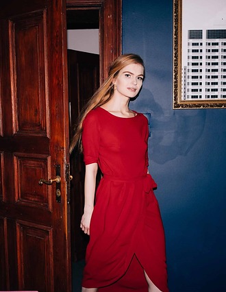 Sukienka czerwona z dołem kopertowym D112